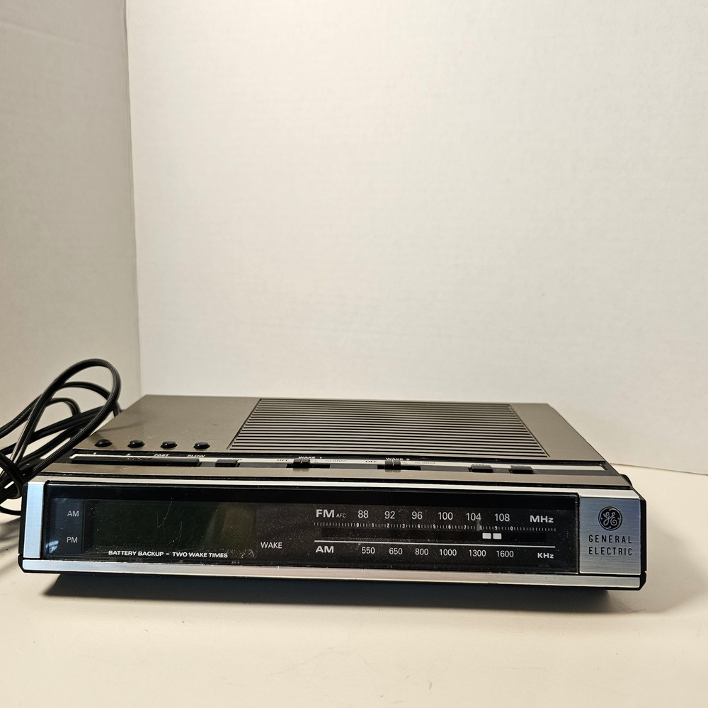 GE General Electric AM FM Dual Alarm Clock Radio Silver Vintage Model 7-4629A